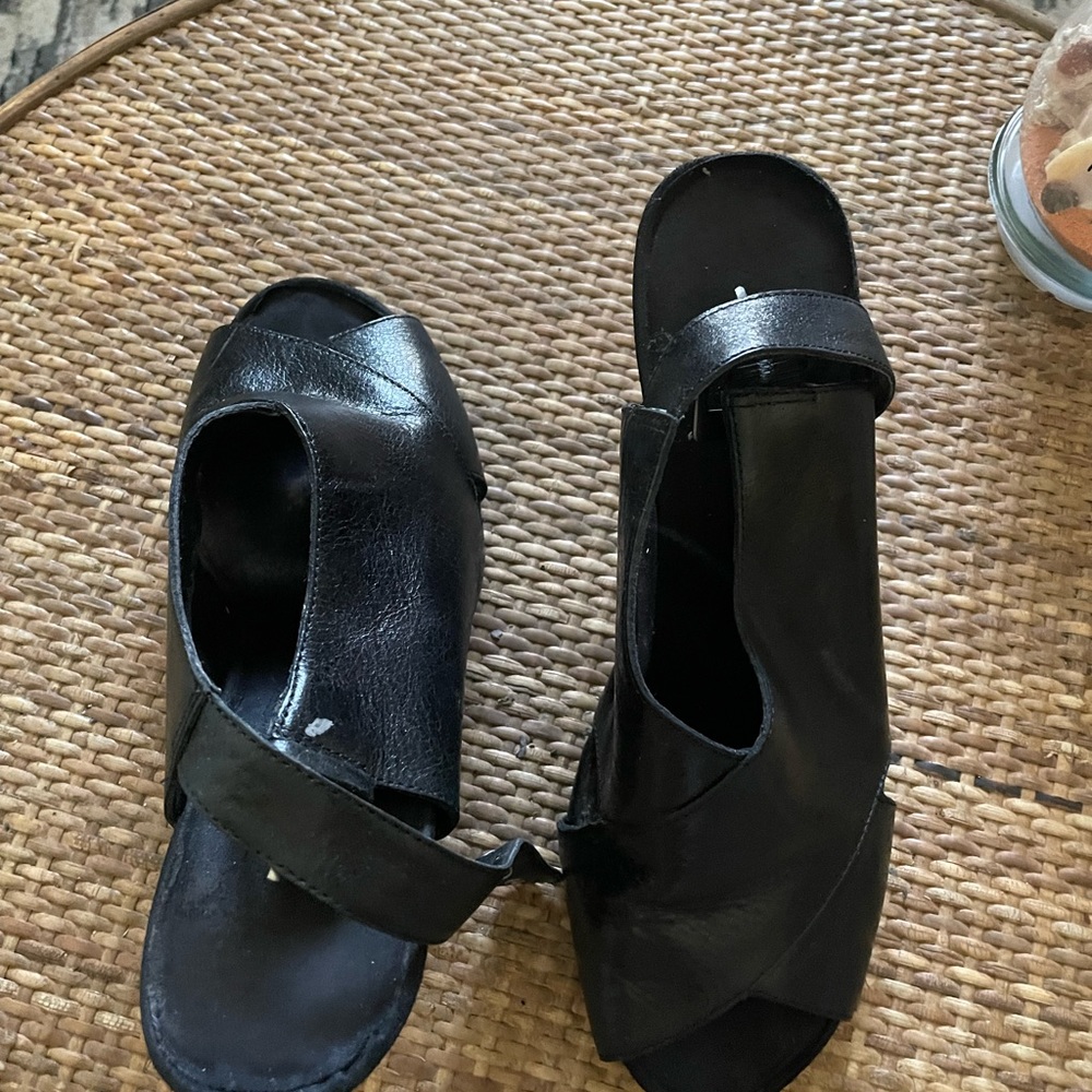 Black women’s 8.5 Aerosoles wedge sandal